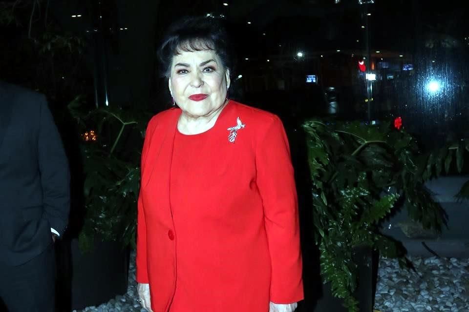 Carmen Salinas estable ante traqueotomía.