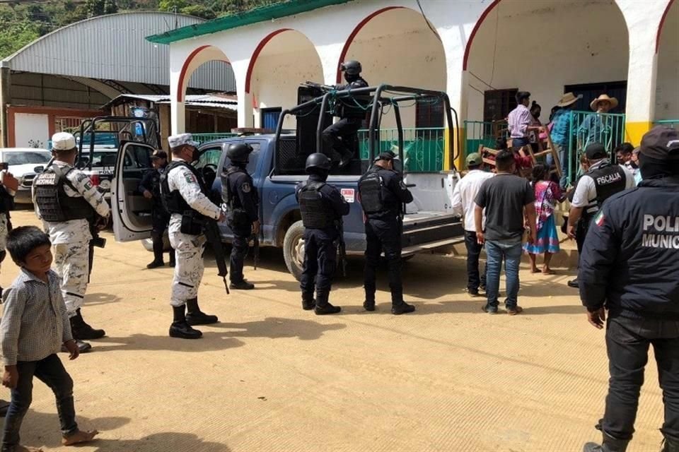 Las autodefensas encabezados por su comandante encerraron en la cárcel de la comisaría del pueblo a Nayeli y a Alfredo.