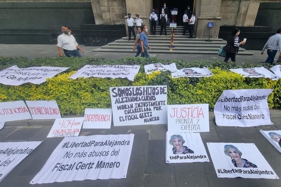 Familiares de Laura Morán y su hija Alejandra Cuevas, acusadas de muerte del hermano del titular de la FGR, exigieron justicia en la SCJN.