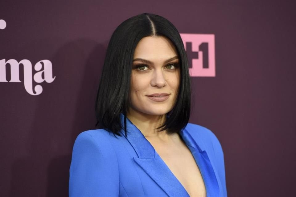 Jessie J reveló que tuvo un aborto espontáneo pero que seguiría con su show en Los Ángeles de este miércoles.