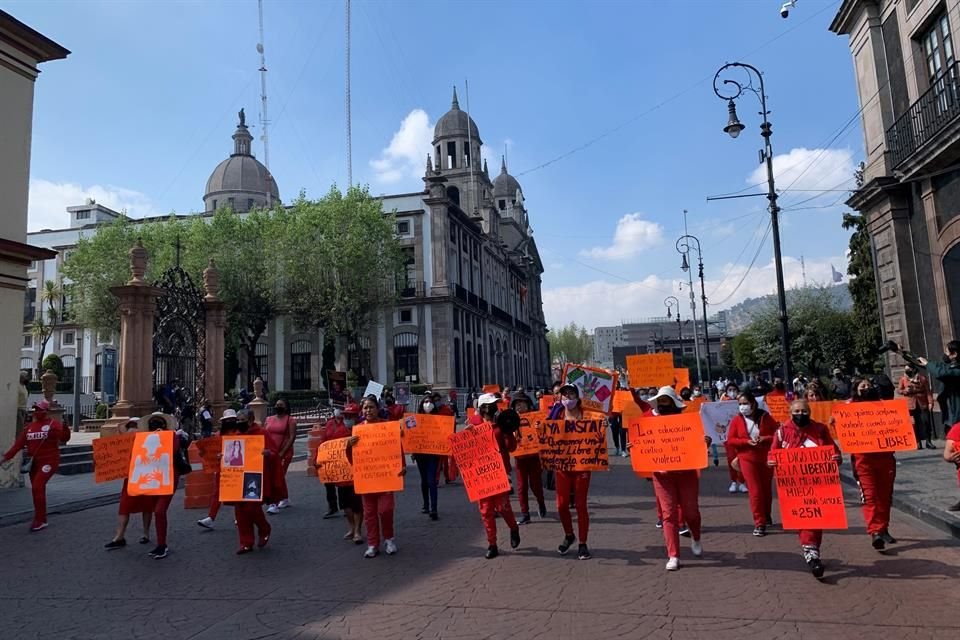 Un grupo de unas 30 mujeres vestidas de rojo y que forman parte de organizaciones como Haz Valer Mi Libertad protestaron frente al Poder Judicial del Edomex.