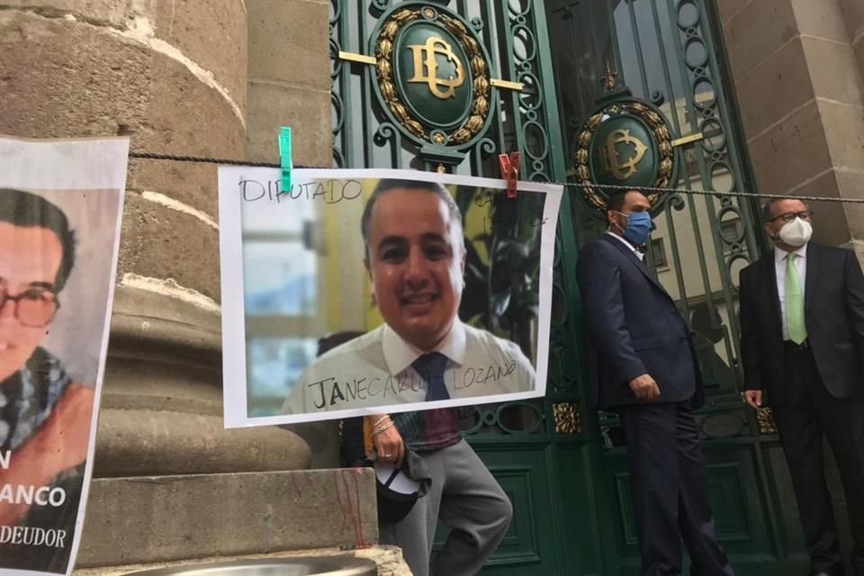 Manifestantes instalaron un tendedero de deudores alimentarios afuera del Congreso como parte de las actividades del 25N.