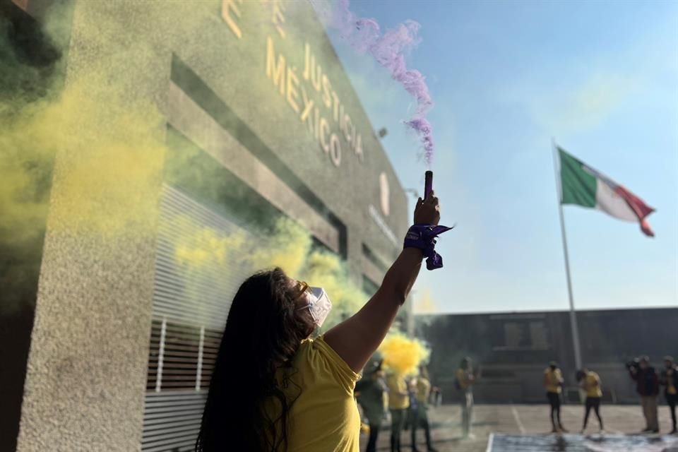 Activistas se reunieron frente a la FGJEM para exigir justicia por los casos de feminicidios registrados en la entidad.