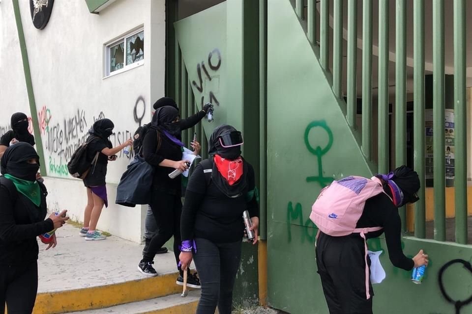 En los muros fueron colocadas consignas como 'fuera acosadores de la UAEM' y símbolos feministas.