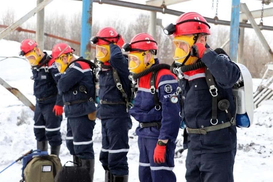 Rescatistas se preparan para entrar a la mina de carbón donde se registró un incendio y hasta ahora se han confirmado 52 muertes.