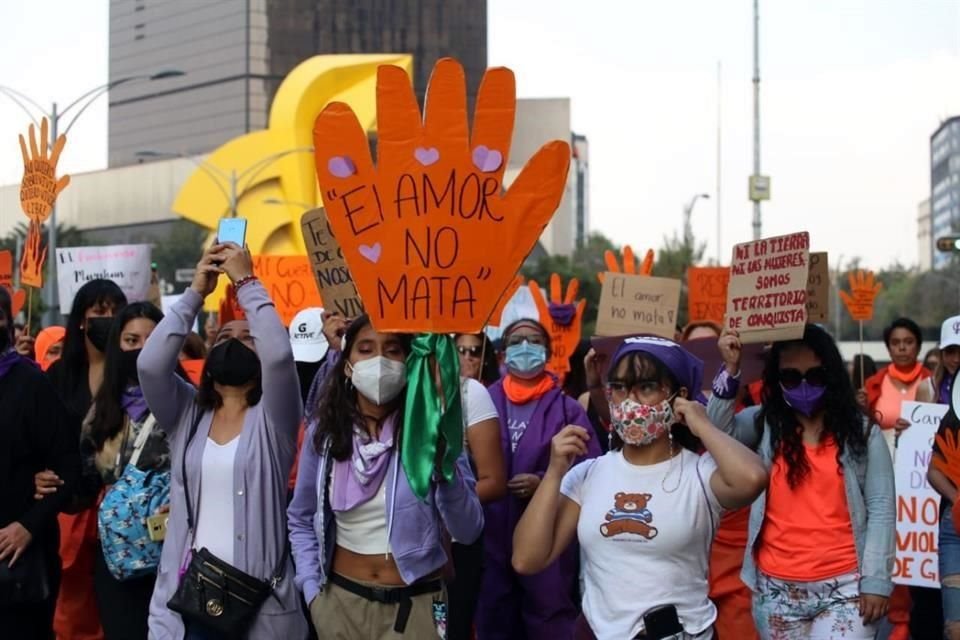 Este jueves dio inicio la marcha por la Eliminación de la Violencia contra las Mujeres del Monumento a la Revolución rumbo al Zócalo capitalino.