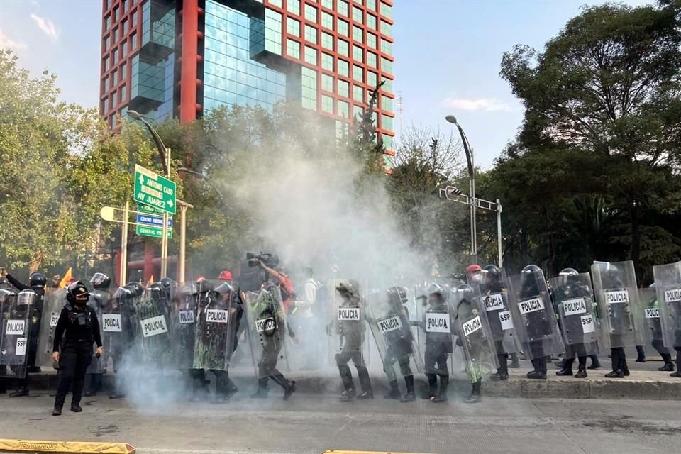 Se registran agresiones entre policías e integrantes del Bloque Negro a la altura de Insurgentes y Reforma.