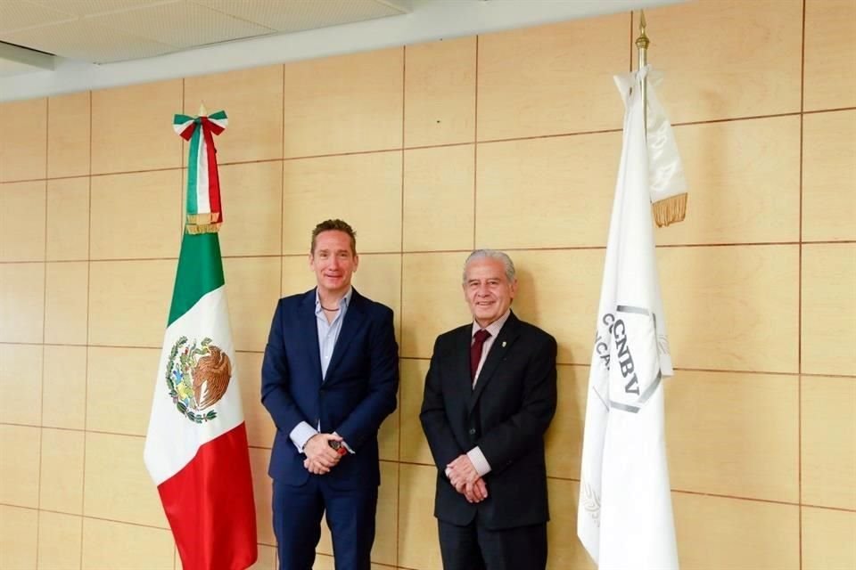 Daniel Becker y Jesús de la Fuente, respectivos presidente de la ABM y CNBV.