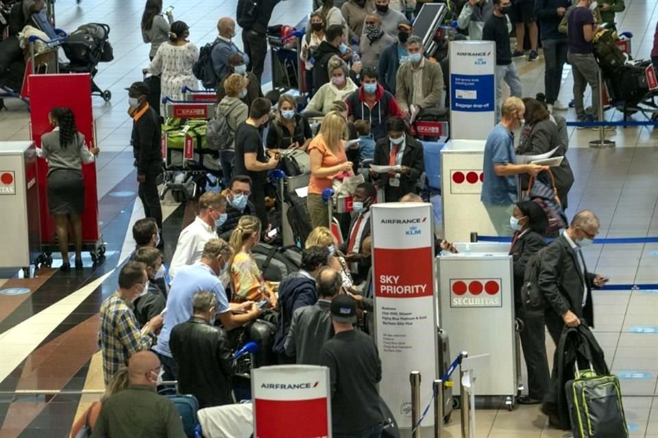 Pasajeros hacen fila para abordar viajes a Europa desde Johannesburgo, Sudáfrica.