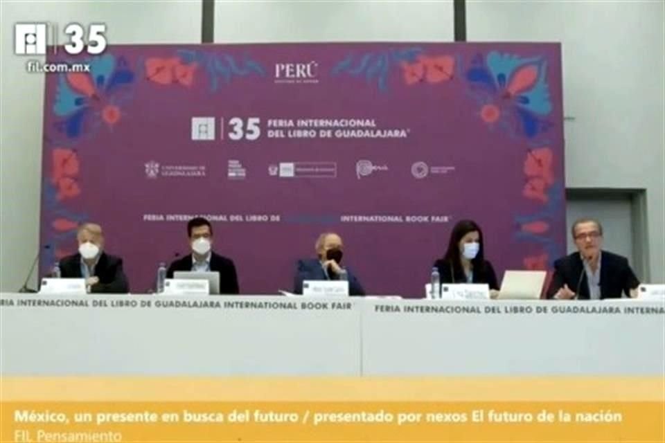 Los especialistas en un foro organizado por la revista Nexos en la FIL.