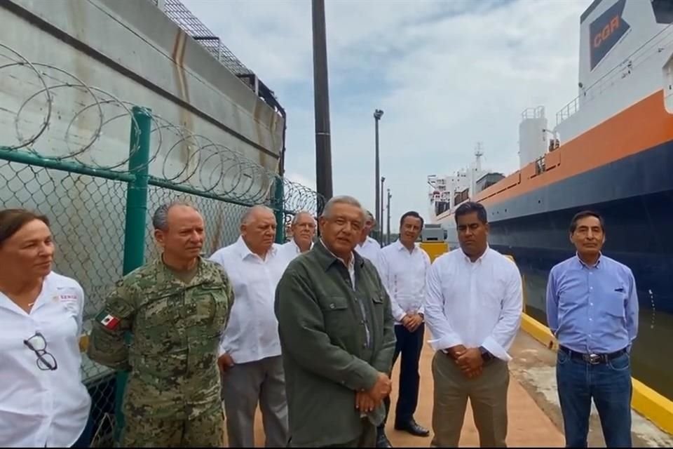 Andrés Manuel López Obrador supervisa de manera personal rehabilitación de Refinería en Salina Cruz.