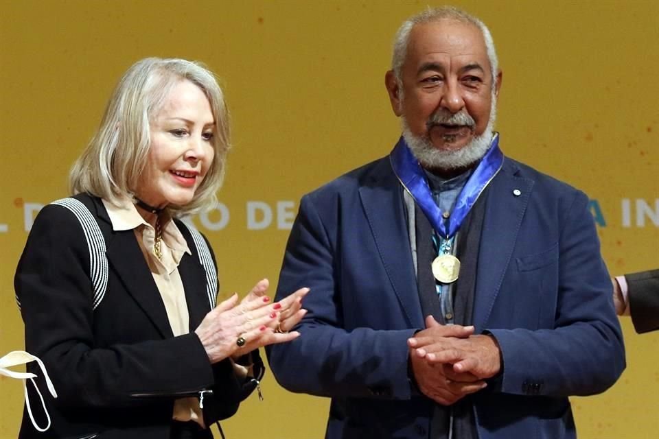 Leonardo Padura fue condecorado con la Medalla Carlos Fuentes de manos de Silvia Lemus, viuda del autor de 'Aura'. Un reconocimiento que obtuvo en 2020 pero que no pudo recibir el año pasado por la cancelación del programa presencial de la FIL de Guadalajara.