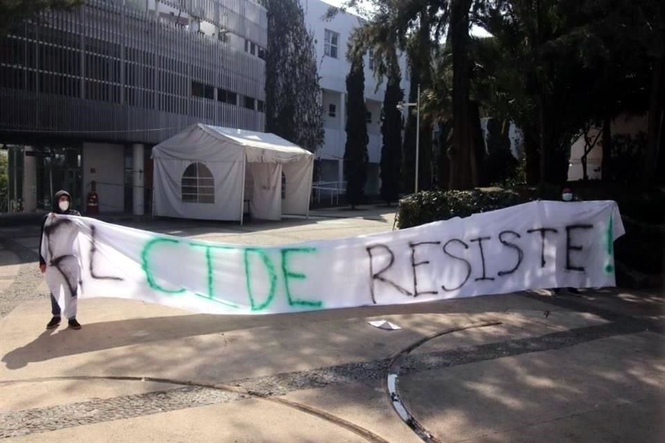 Los inconformes ingresaron por la fuerza al inmueble en Santa Fe para instalar una Asamblea Estudiantil.