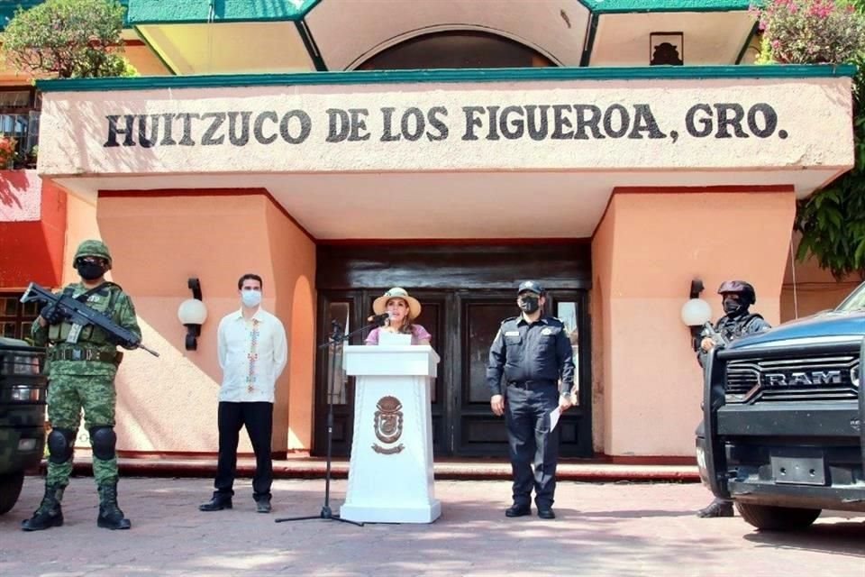 La Gobernadora Salgado acompañada del Alcalde de Huitzuco y el Secretario de Seguridad del estado.