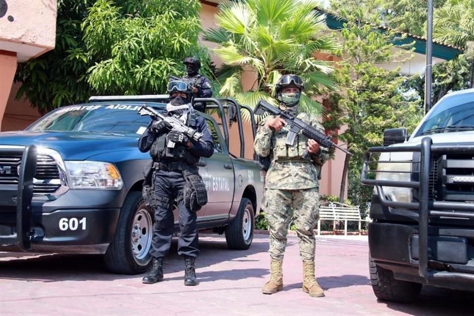 Fuerzas federales y estatales afuera del Ayuntamiento de Huitzuco.