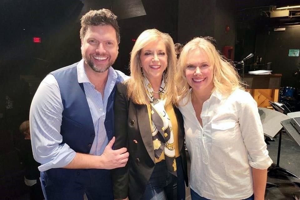 Mauricio Martínez y Laura Bell Bundy ya convivieron con la empresaria Joy Mangano (Centro).