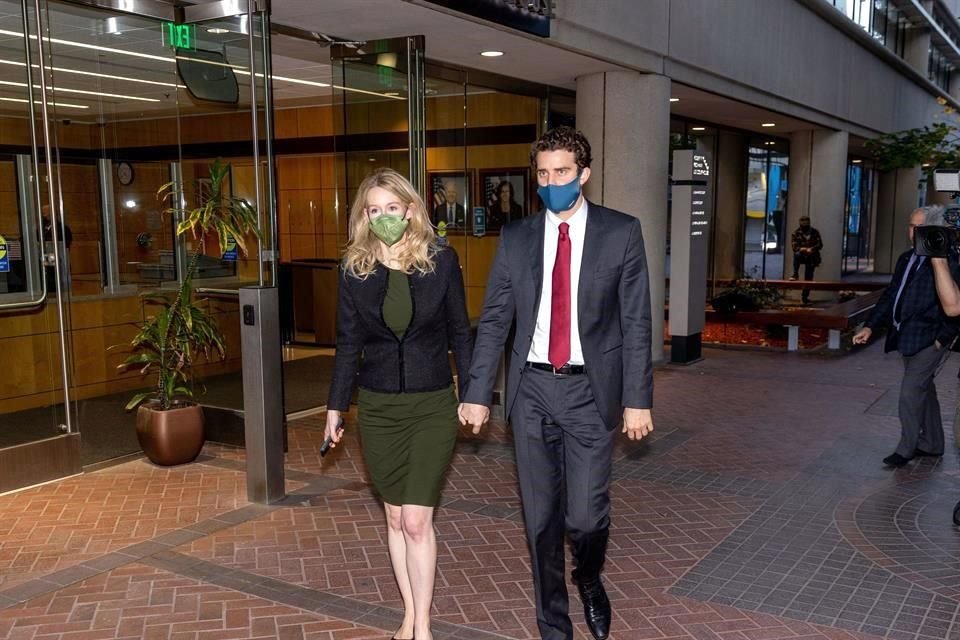 Elizabeth Holmes, fundadora y CEO de Theranos, junto a su pareja Billy Evans.