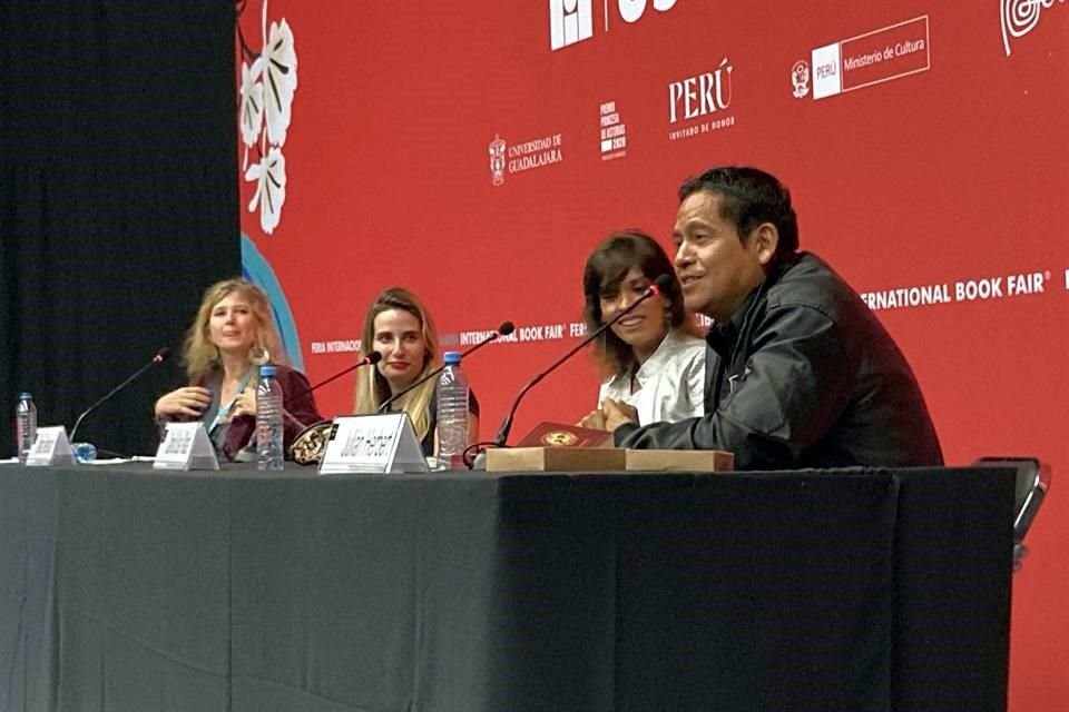 Los escritores Julián Herbert, Camila Sosa Villada y Tamara Tenenbaum impartieron la charla '¿Ovejas Negras? Lo Incómodo en la Literatura'.