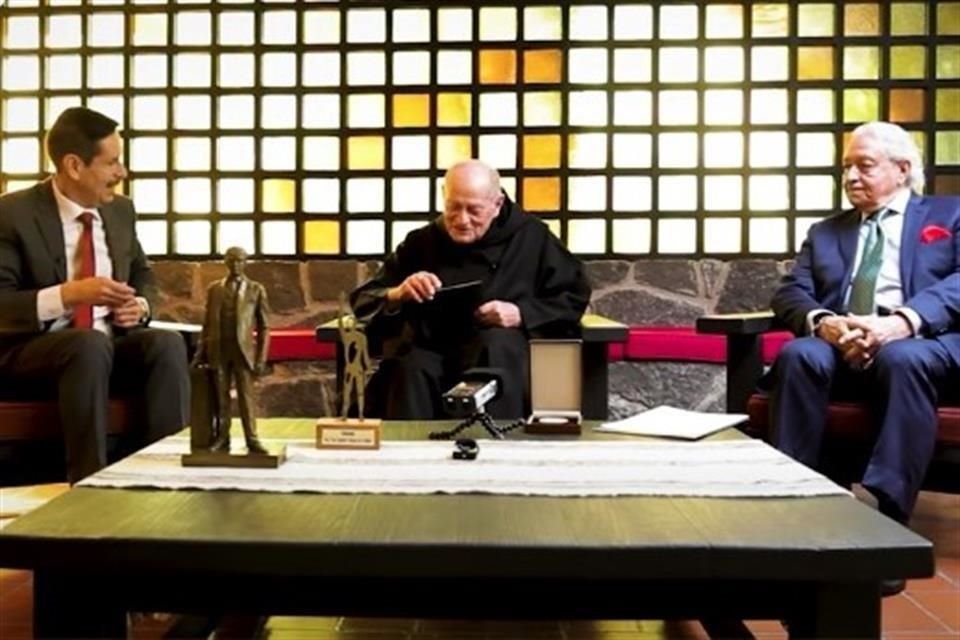 Fray Gabriel Chávez de la Mora (centro) recibió el Homenaje ArpaFIL en la Abadía del Tepeyac, donde reside actualmente.