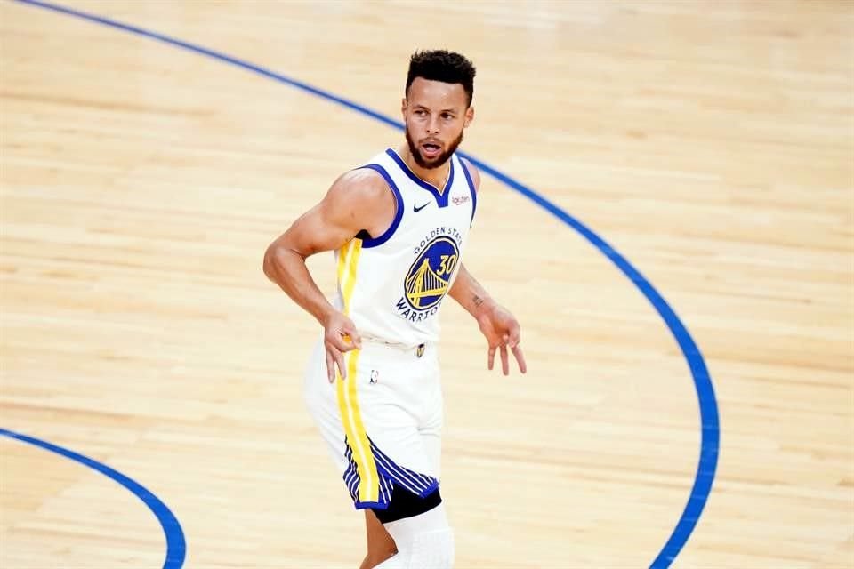 Curry sumó a su cuenta personal 10 triples, 3 rebotes y 5 asistencias.