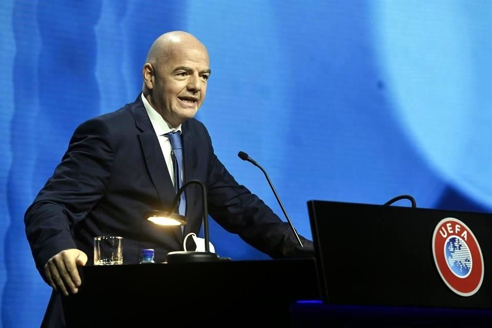 Gianni Infantino dijo que los clubes disidentes deberán afrontar las consecuencias de la Superliga.