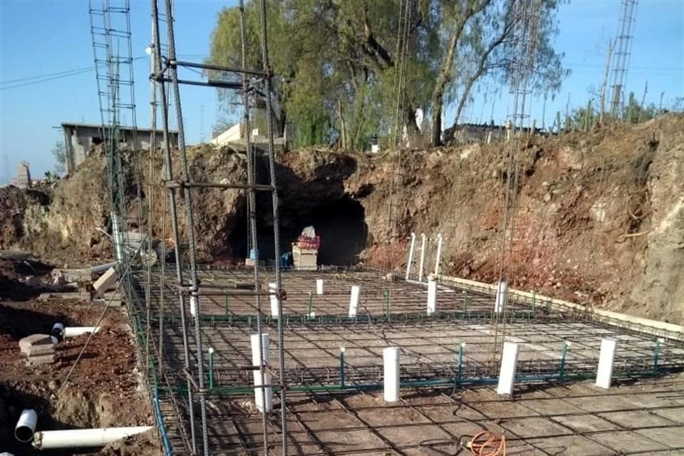 En los terrenos de la obra ilegal se encuentran unos 24 basamentos arqueológicos, que pueden ser desde domésticos o altares; no se sabe bien, pues no han sido excavados.