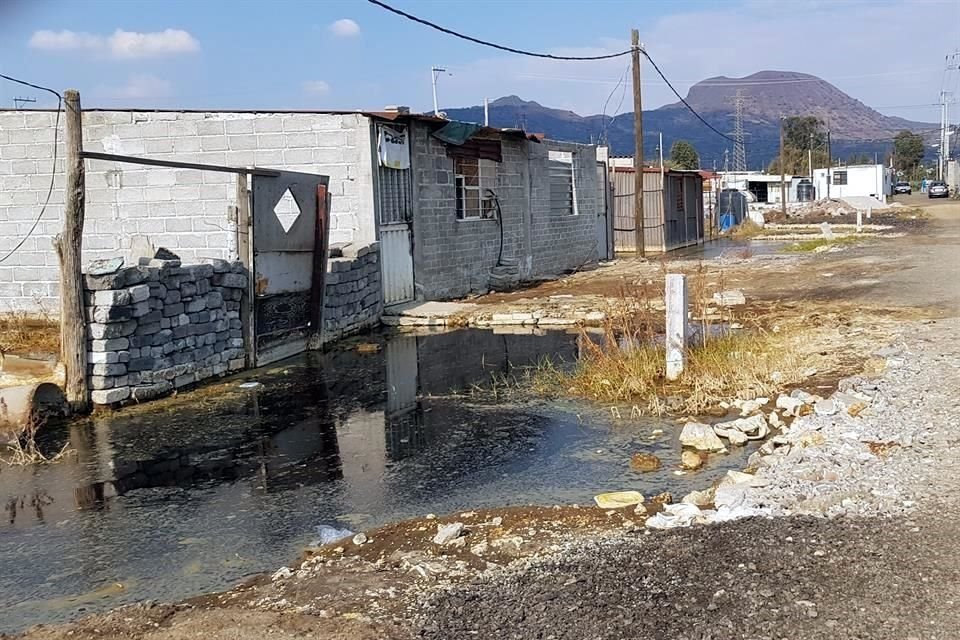 En el asentamiento de la Alcaldía Tláhuac también se registra una sucesión de depósitos de cascajo para construir las viviendas.