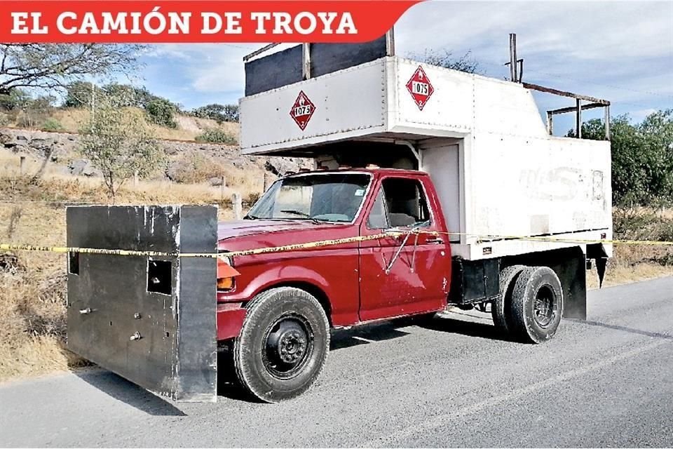 El camión tiró la puerta por donde escaparon los reos.