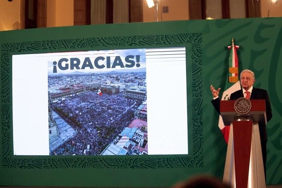 AMLO destacó la asistencia de ciudadanos al Zócalo capitalino.