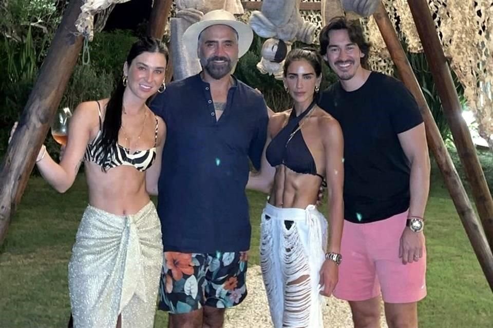 Alejandro Fernández y Bárbara de Regil con sus respectivas parejas en la playa.