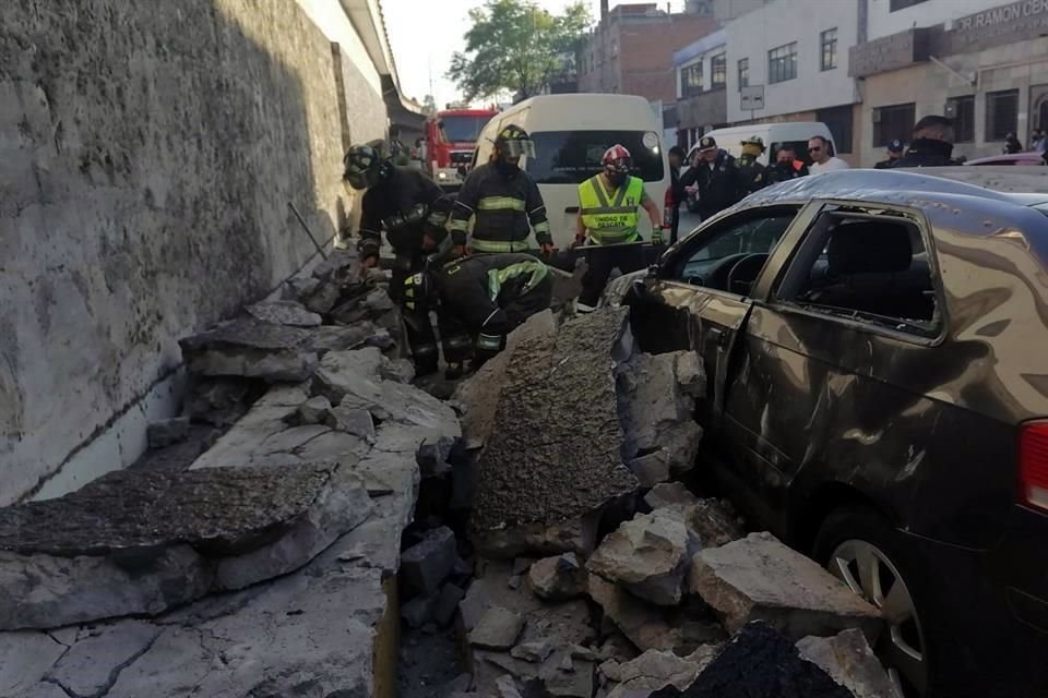 Bomberos atendieron la caída del recubrimiento de un puente vehicular en Circuito Interior y Rivera de San Cosme; se descartan lesionados.