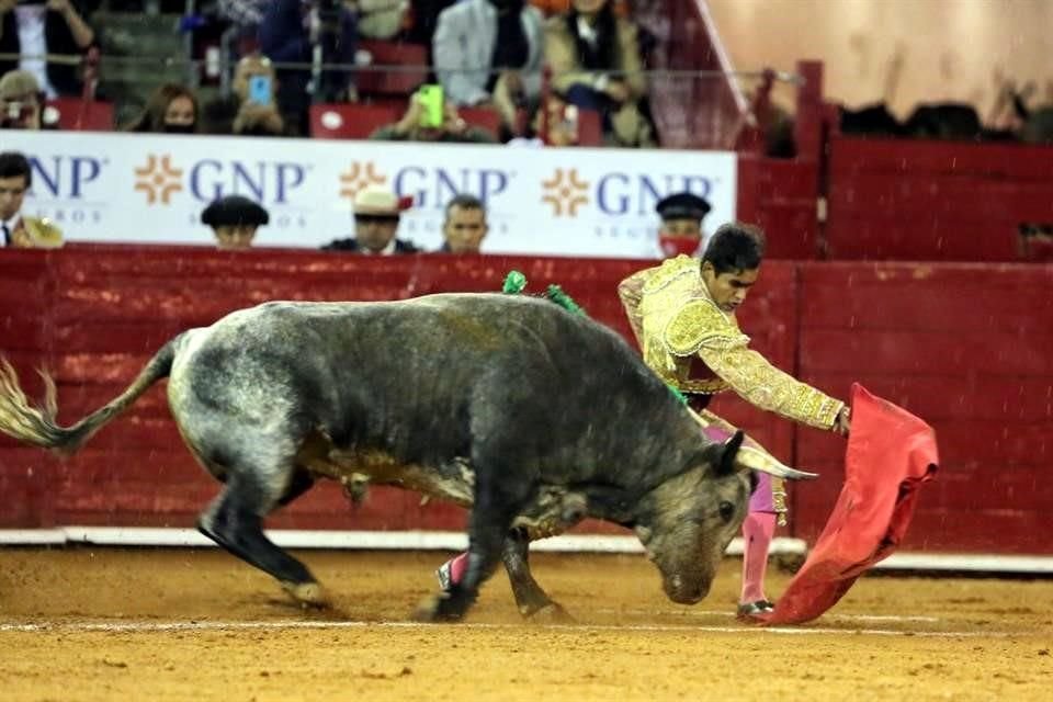 Pedro Haces, líder sindical y senador de Morena, propuso a legisladores locales 'bajar el nivel de la sangre' en las corridas de toros y no prohibir esta actividad.