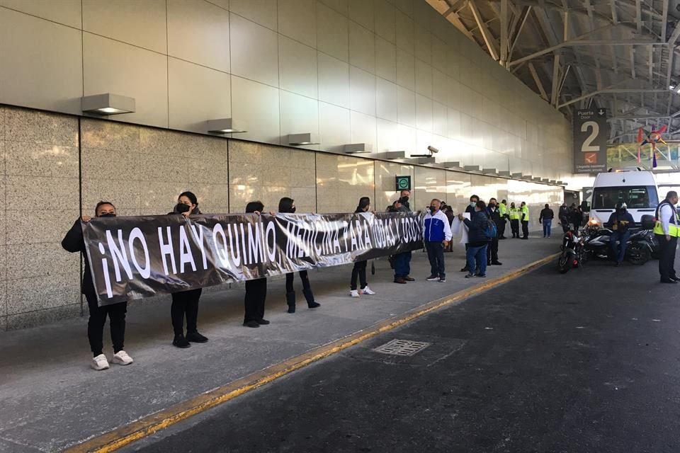 Representantes de alrededor de ocho organizaciones civiles decidieron manifestarse hoy en la puerta 3 del Aeropuerto Internacional de la Ciudad de México.