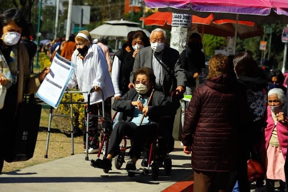 Al lugar no sólo arribaron adultos mayores en busca de su tercer vacuna, sino también rezagados que buscaban aplicarse, incluso la primera dosis.