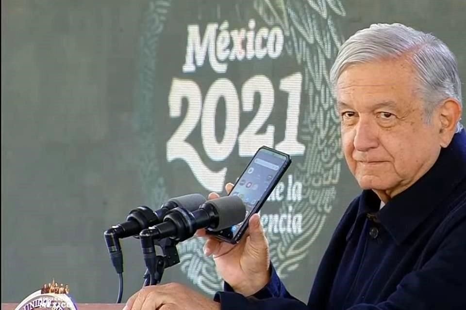 López Obrador en el enlace telefónico con Sheinbaum.