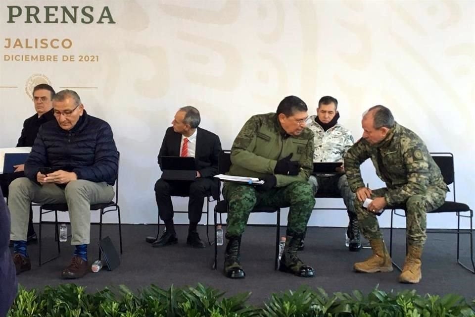 Funcionarios como los Secretarios de Defensa y Marina conversaban mientras persistían las fallas técnicas en la mañanera.