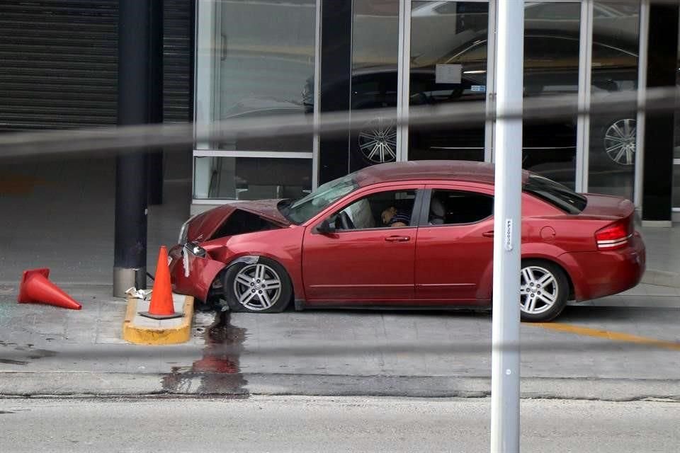 El hombre quedó dentro de su vehículo, que subió a la banqueta y se estrelló con un poste.