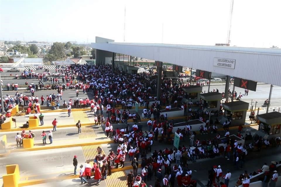 Ambos sentidos de la México-Pachuca, en la caseta de cobro del kilómetro 21, están bloqueados desde las 9:00 horas.