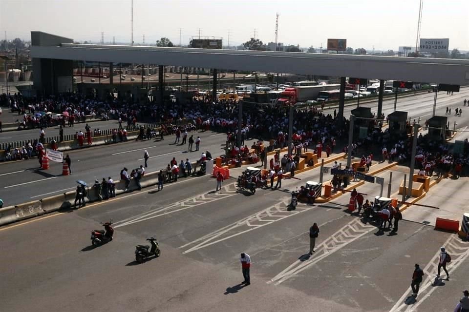 Integrantes del SUTEYM se encuentran a lo largo de los 7 carriles, de ambos sentidos, para exigir la reinstalación de compañeros despedidos y pagos de prestaciones.