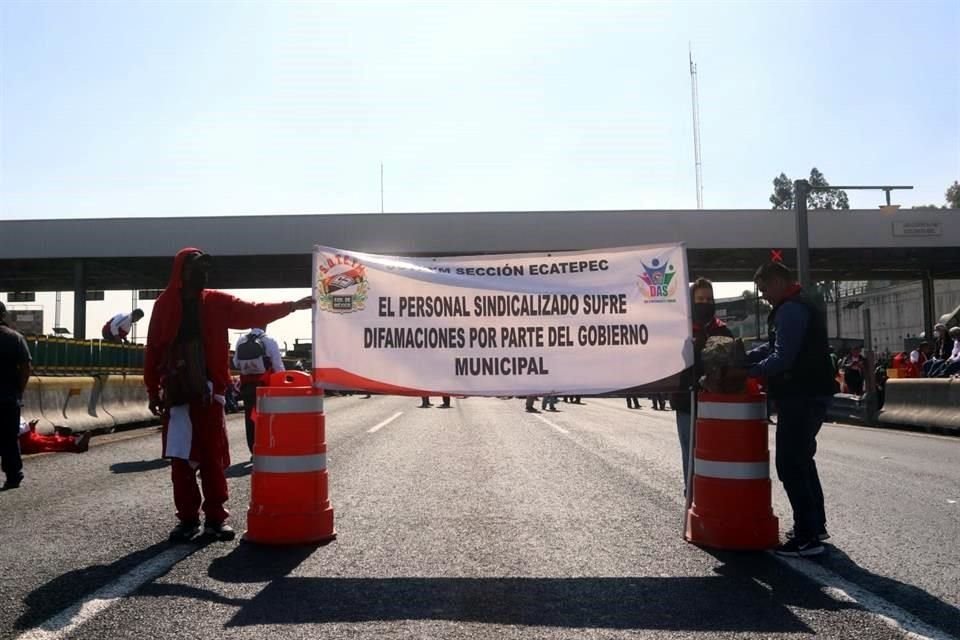 Sindicalizados del Suteym realizan el bloqueo en la vialidad.