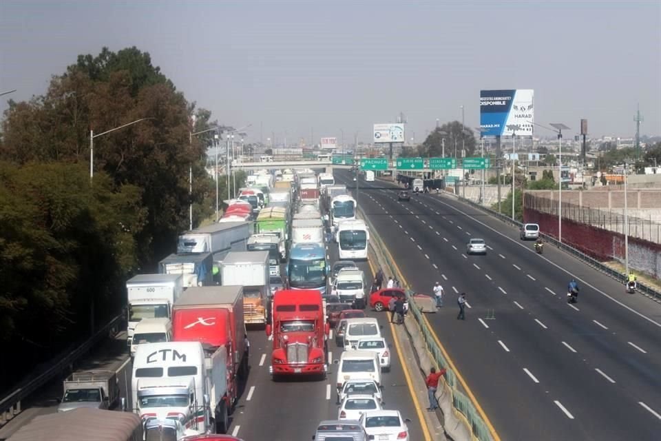 Automovilistas se encuentran detenidos en la vialidad desde las 9:00 horas.