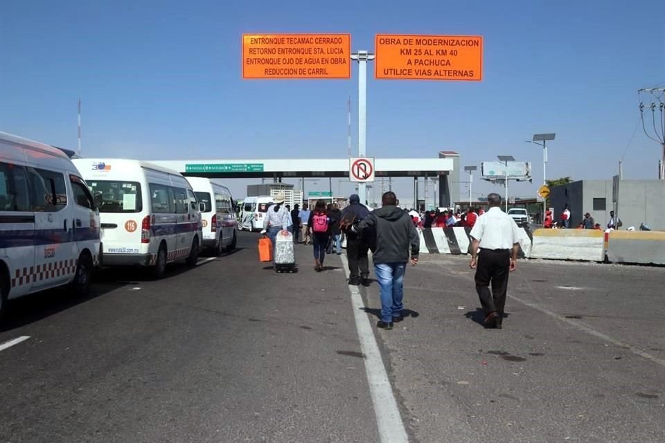 Transportistas y automovilistas han optado por dar la vuelta y regresar en sentido contrario hacia la Vía Morelos.