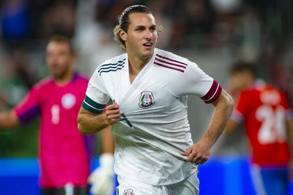 Santiago Giménez marcó su primer gol con la Selección.