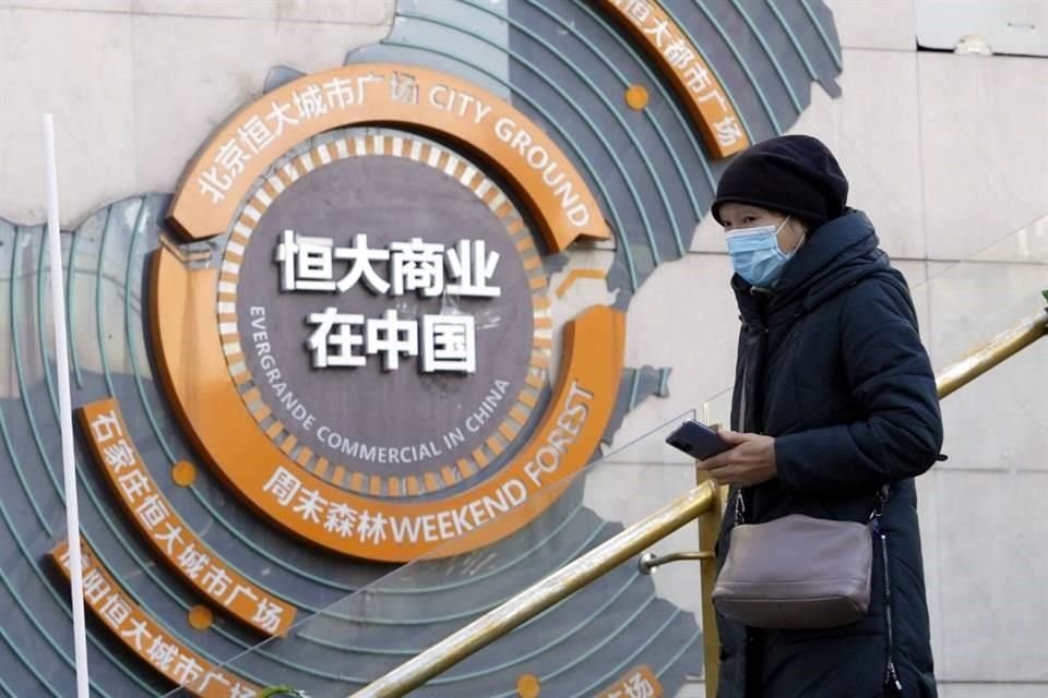 Fitch Ratings puso a Evergrande en 'incumplimiento restringido' por no haber realizado dos pagos de cupones al final de un período de gracia el lunes.