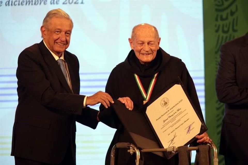 El arquitecto señaló que recibe el premio como un estímulo para continuar con su servicio profesional.