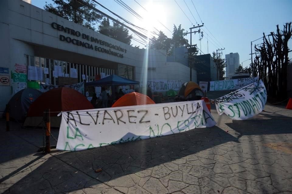 Los estudiantes en plantón afuera del CIDE.