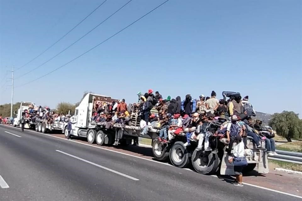 A bordo de tráileres, algunos tratan de acelerar su paso.