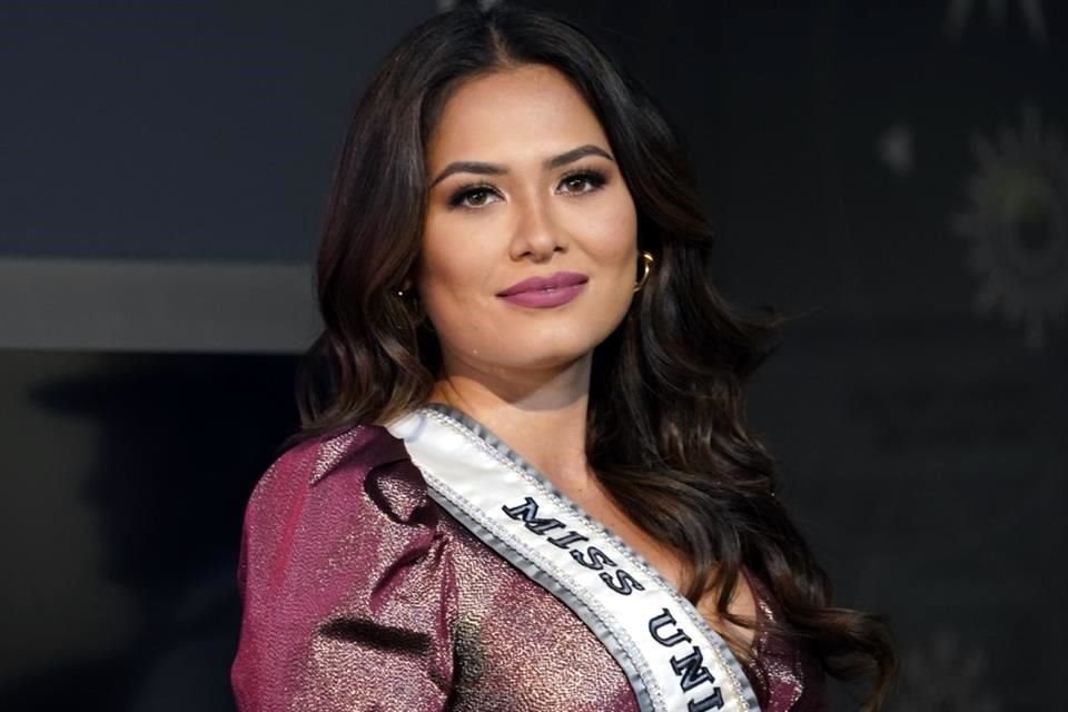 La Miss Universo 2020, Andrea Meza, se une a la campaña navideña de PETA donde pide apoyar el veganismo.