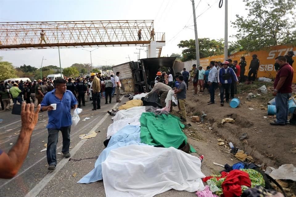 Un tráiler que transportaba migrantes volcó en una carretera de Chiapas, lo que dejó al menos 49 muertos y 58 heridos, según autoridades.