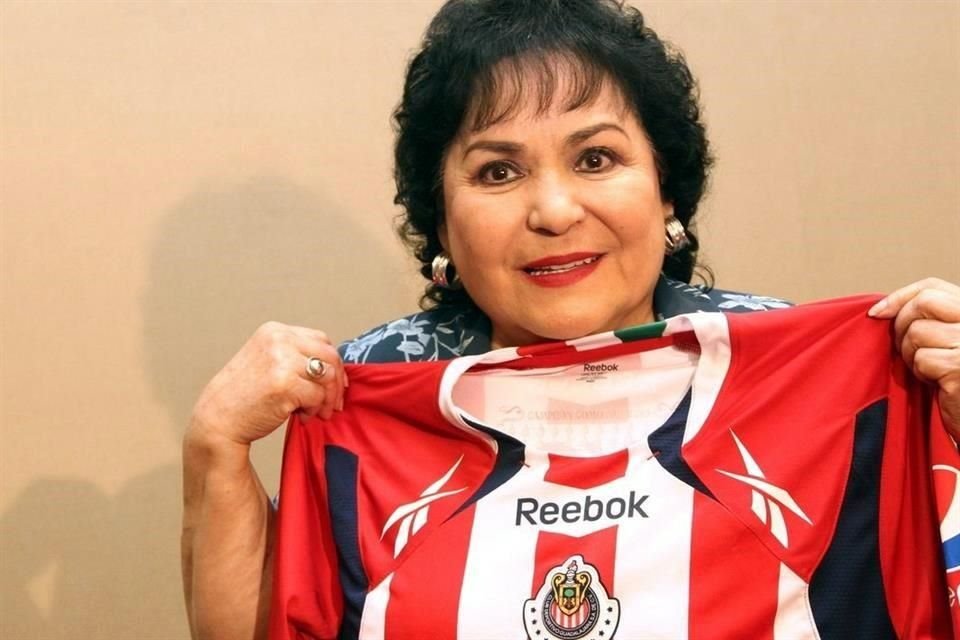 Carmen Salinas presume una playera de las Chivas.